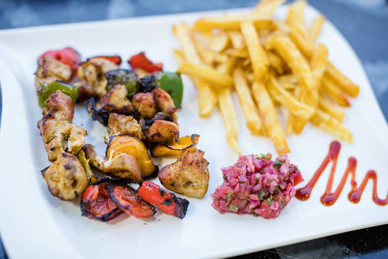 Budka z kebabem to świetny sposób na rozpoczęcie przygody z gastronomią, ale aby sprawnie działała, potrzebujesz odpowiedniego wyposażenia.