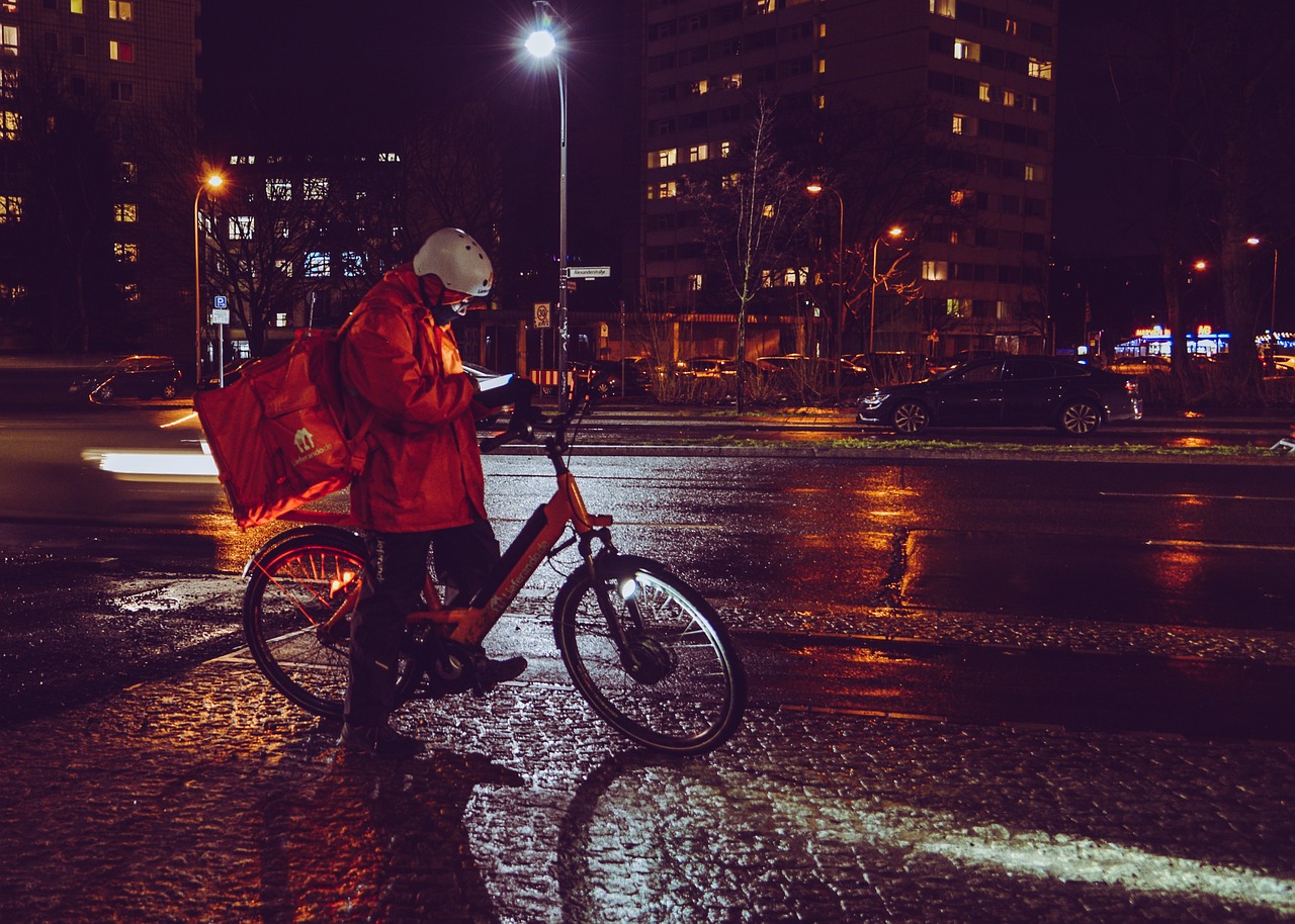 Jakie są zalety i wady współpracy z aplikacjami do zamówień jedzenia?